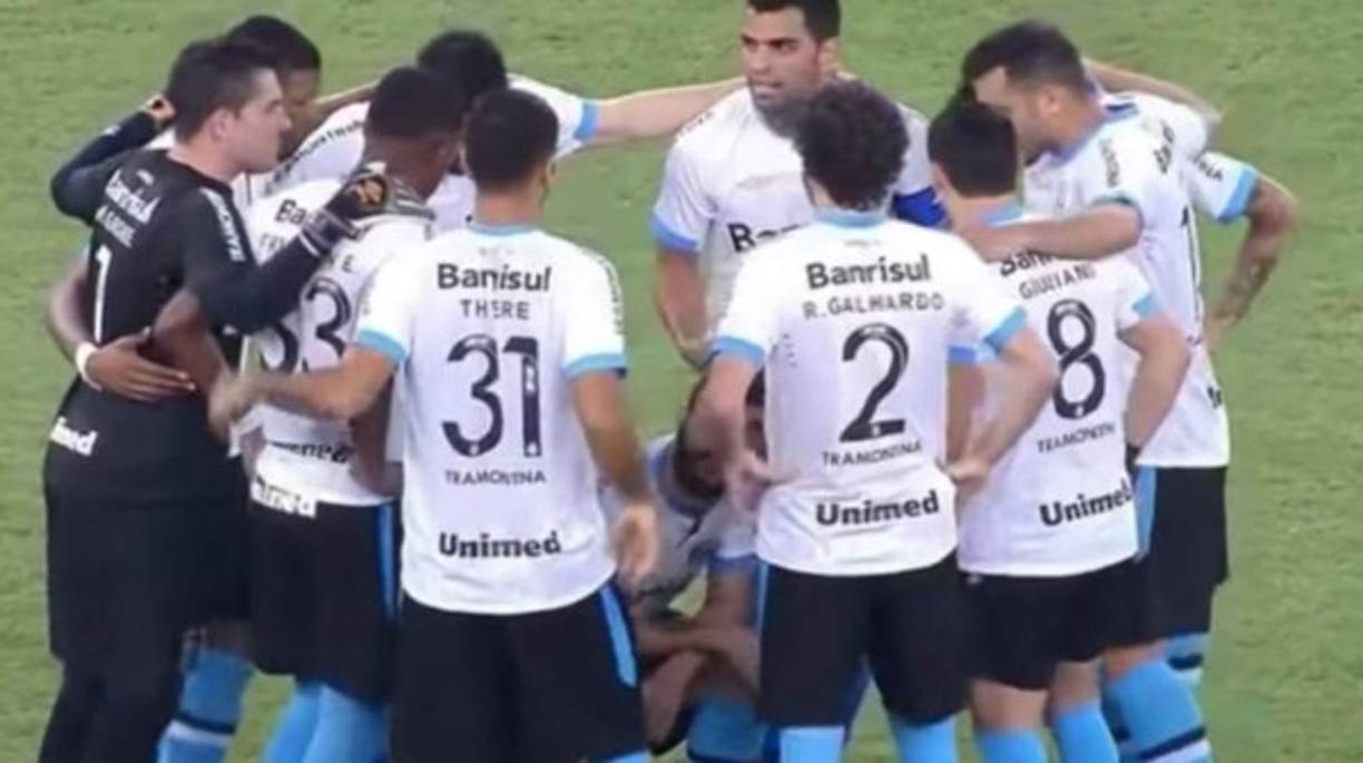 Douglas: En los momentos previos al arranque de un partido de la Copa Libertadores entre Gremio de Porto Alegre y Fluminense, el futbolista aprovechó para orinar en el interior del círculo donde los futbolistas de su equipo se daban ánimos antes de que pitara el colegiado.