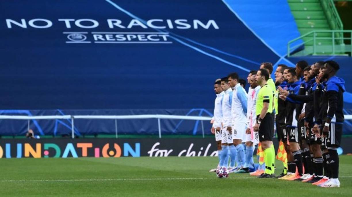 Suena el himno de la Champions League mientras los jugadores del Manchester City y Lyon antes del inicio del partido.