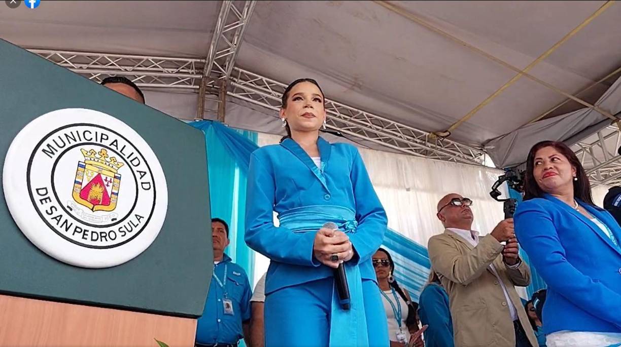 Al finalizar su presentación, Angie Flores se mostró conmovida por las ovaciones del público. 