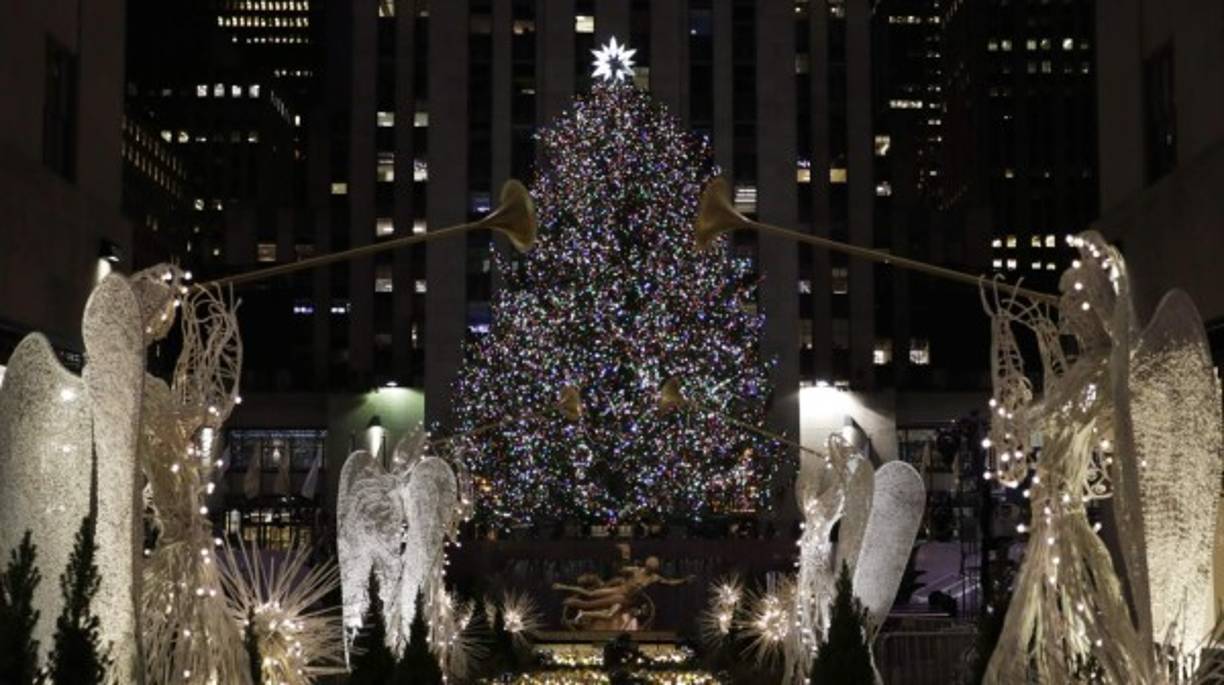 El encendido del emblemático árbol de Navidad instalado en el Centro Rockefeller, en Nueva York, marcó el comienzo de las fiestas navideñas en la Gran Manzana, ensombrecidas por el ataque terrorista que dejó 8 muertos el mes pasado.<br/>