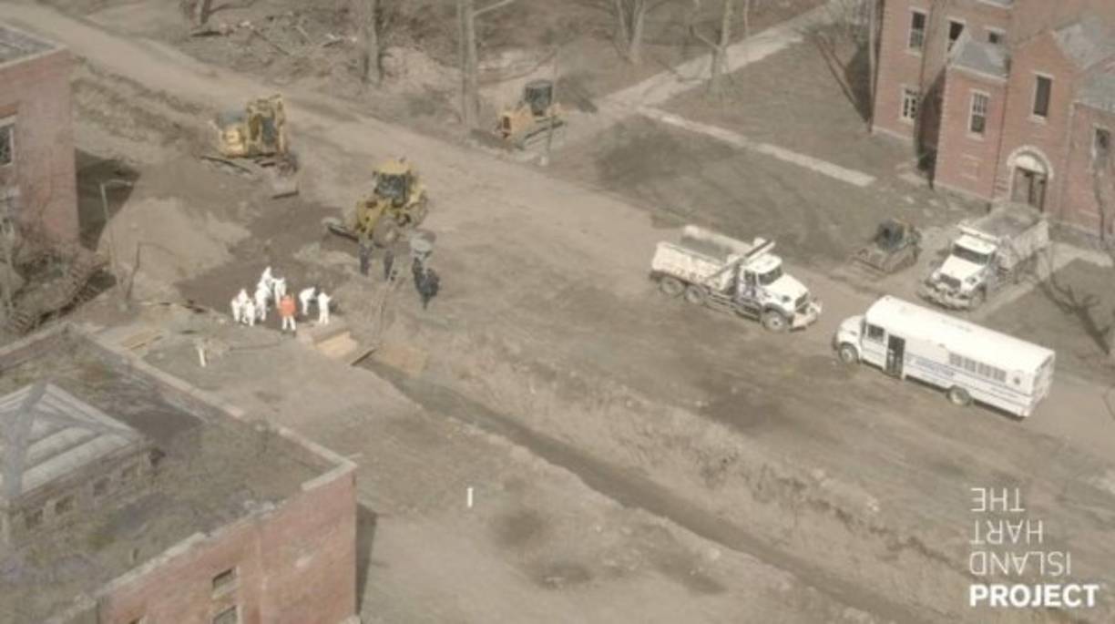 Imágenes aéreas tomadas este martes muestran a los presos con trajes de protección cavando las fosas en las que serán sepultados miles de muertos de la ciudad de Nueva York a causa del coronavirus.