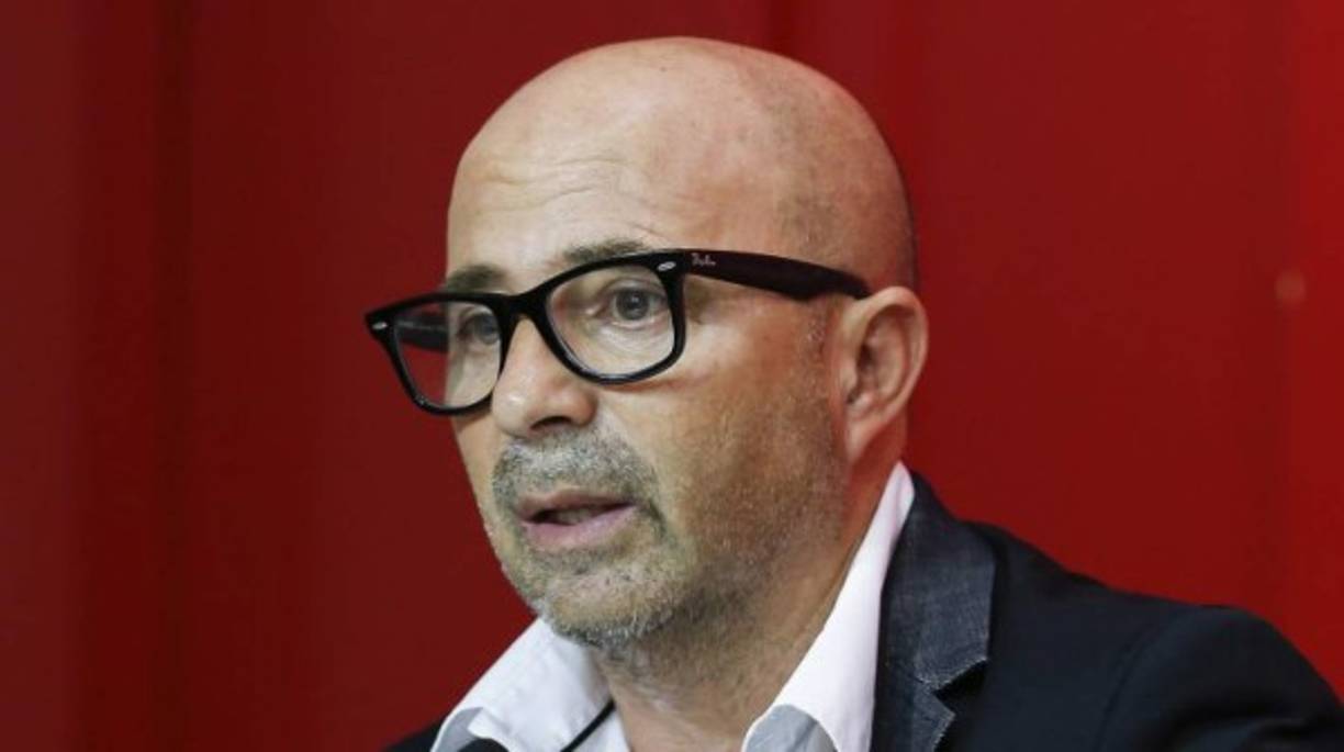 Jorge Sampaoli: Tendría todo listo para ser el nuevo entrenador de Argentina y así cumplir uno de sus sueños, dirigir a Messi y a su país. Ha sido pretendido por el Barcelona luego de su buena campaña al frente del Sevilla.