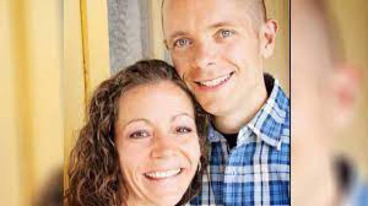 Contaron la verdad a su hijo, quien se limitó a preguntar: '¿Es en serio?'. 'Hubo una fecha en la que estuvimos en la clínica al mismo tiempo. Yo estaba haciendo transferencias, así que fue entonces cuando volvieron a poner mis embriones adentro. Ella (Donna Johnson) estaba haciendo la recuperación cuando tomaron sus óvulos. Creemos que pasó casi al mismo tiempo hace 14 años”, cuenta la esposa del verdadero padre, Devin McNeil (en la fotografía).