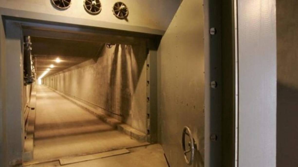 Esta estructura se encuentra localizada bajo el ala este de la Casa Blanca y únicamente puede accederse a ella por elevadores ocultos en la residencia presidencia.