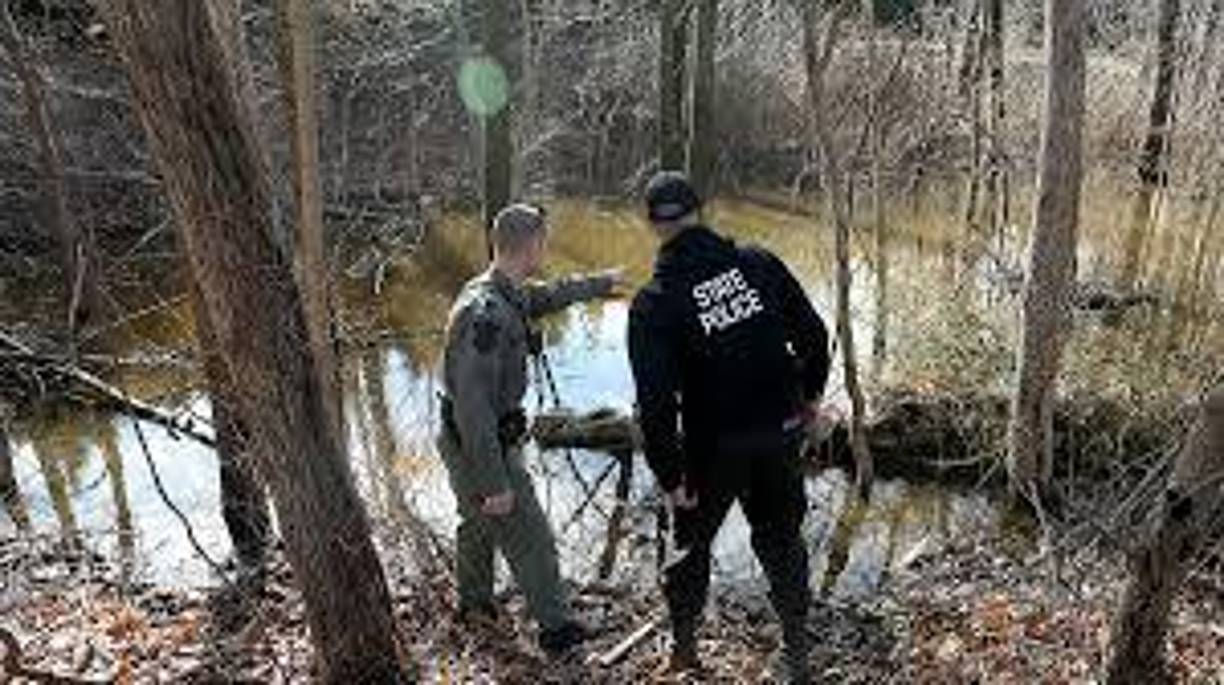 Mientras la policía buscaba a Ana Walshe el viernes, hubo un incendio en una casa en Cohasset que perteneció a ella y su esposo hasta el año pasado. La casa se vendió en marzo. La policía estatal y los investigadores locales determinaron que la causa del incendio fue accidental. Los ocupantes actuales escaparon a salvo.