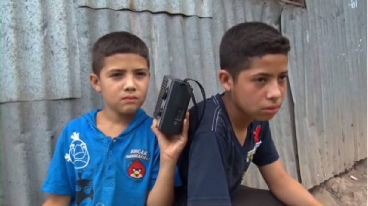 Como todo niño, Kevin y Edwin suspiraban, gritaban y anhelaban un día ir a un estadio, tampoco podían verlo por televisión porque no tenían. Un radio con baterías era su gran tesoro para seguir a su amado Motagua.