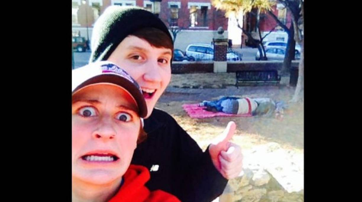 Estos dos jóvenes cruzaron el límite de la tolerancia, se tomaron una selfie con un indigente a sus espaldas.