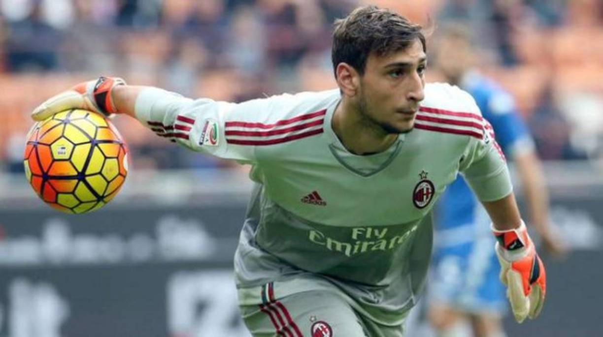 Gianluigi Donnarumma es pretendido por el Real Madrid y el Barcelona. Trascendió que el portero italiano ha mostrado interés por el club madridista.