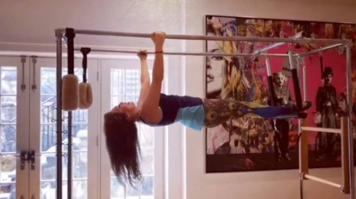 La reina de las telenovelas no tiene que preocuparse por salir corriendo en las mañanas para el gimnasio, ya que ella con el suyo en su propia casa. <br/><br/>Entre los implementos que tiene para estar siempre en forma es una máquina de pilates, solamente una de estas tiene un precio de aproximadamente 5,000 dólares.