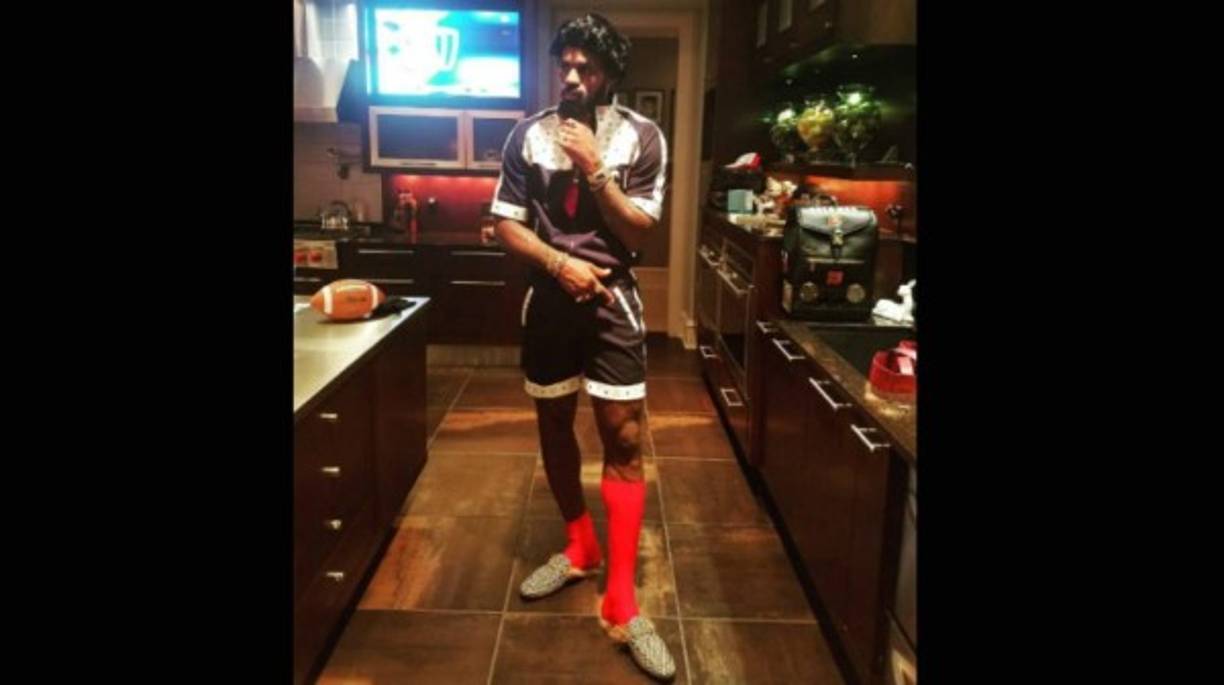 El basquetbolista estadounidense LeBron James disfrazado de vampiro.