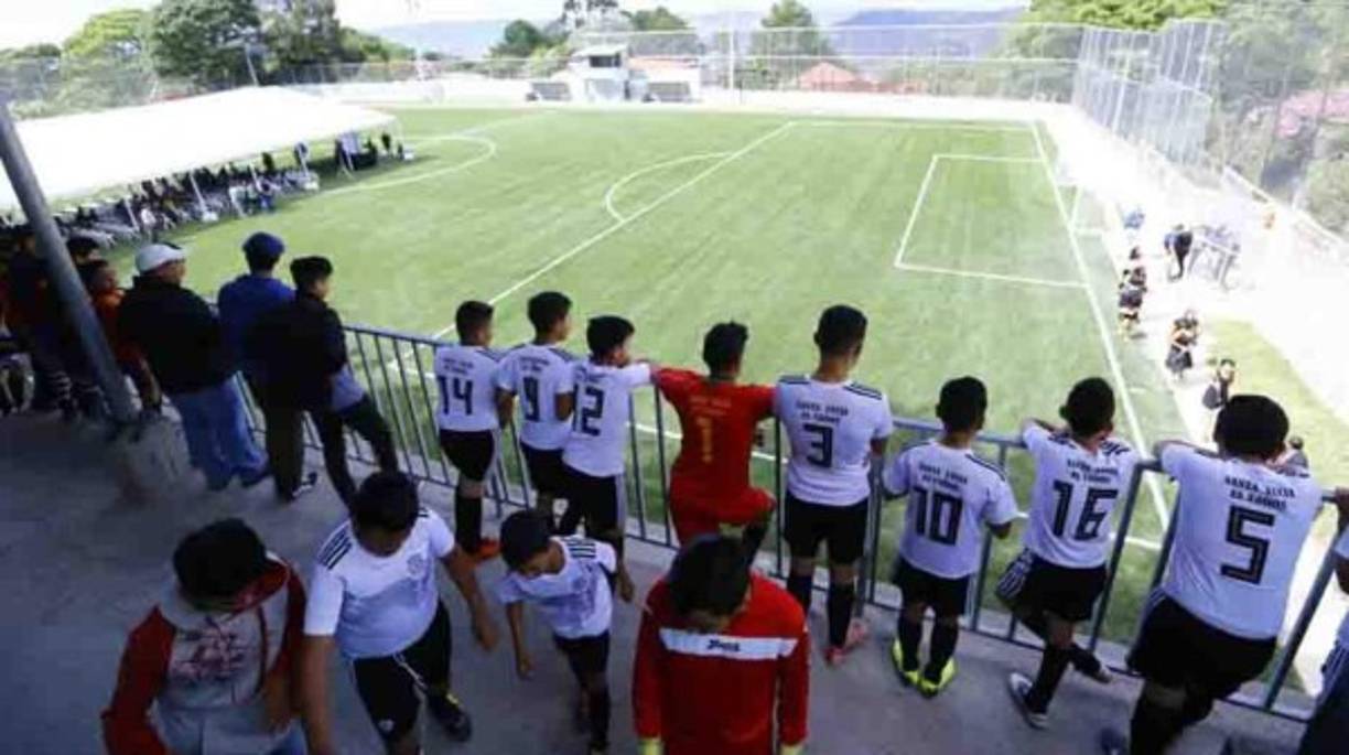 El complejo deportivo cuenta con alfombra de grama sintética, baños, camerinos y área de palcos y ocupa un área de 4,524.37 metros cuadrados.