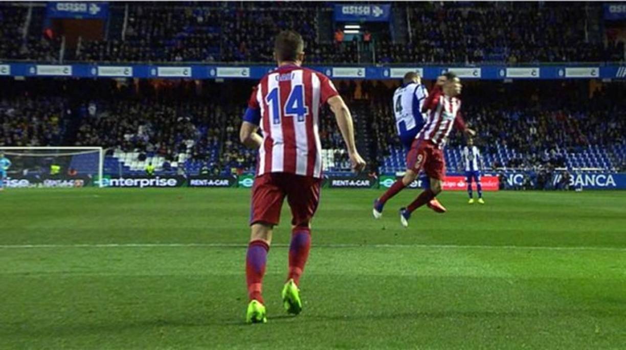 En un choque con Alejandro Bergantiños, el delantero del Atlético de Madrid pierde el conocimiento.