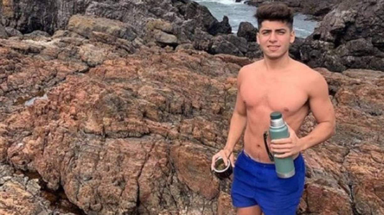 En el medio del trayecto, el joven fue detenido por efectivos policiales que le solicitaron los papeles de la camioneta y controlaron sus documentos, pero al notar que estaba todo en regla lo dejaron continuar su camino.