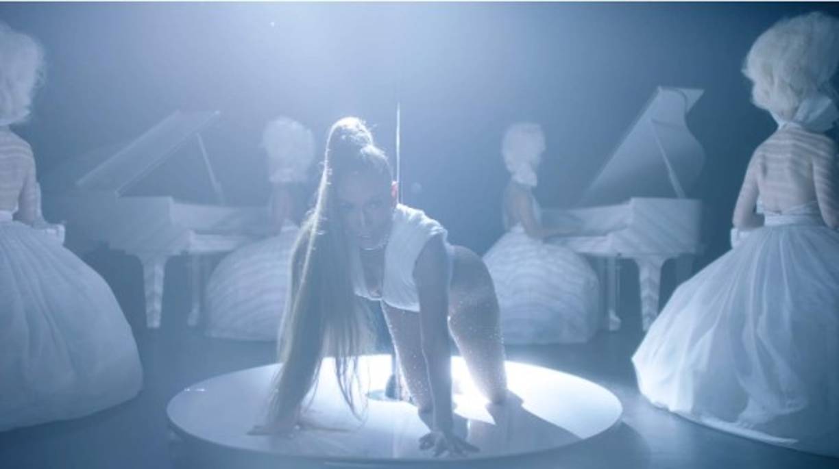 Todo indica que Jennifer López está practicando 'Pole dance en Medicine para perfeccionar dichos movimientos en la película 'Hustlers', una cinta en la que también aparecerán actrices como Lili Reinhart, Julia Stiles, Constance Wu o la rapera Cardi B, la diva del Bronx dará vida a Ramona, integrante de un grupo de 'strippers' que se dedica a robar y estafar a sus clientes, acaudalados empresarios e inversionistas de Wall Street.