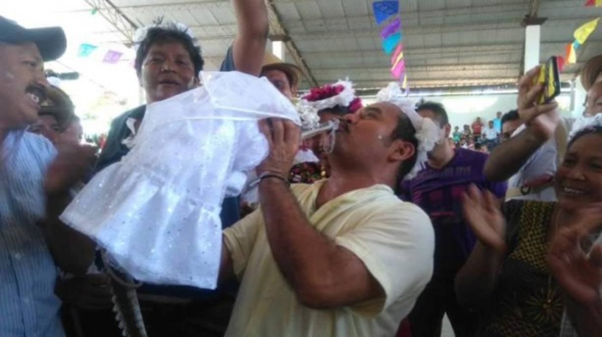 Los pueblos chontal y huave celebraron ayer una centenaria alianza en el sureño estado mexicano de Oaxaca con una boda en la que el alcalde de San Pedro Huamelula, Víctor Aguilar, se casa con una princesa de bellos ojos jaspeados, solo que en este caso la novia es un caimán.EFE<br/>