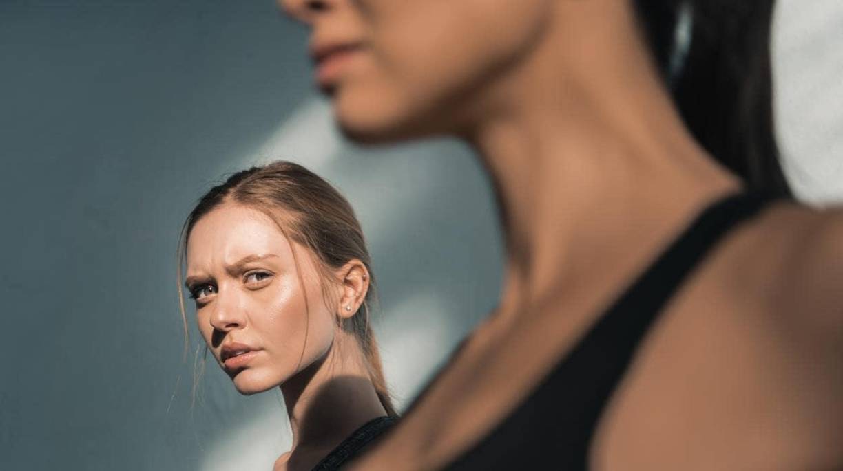 “Las redes sociales, junto con la publicidad, son los medios que más favorecen la exposición pública de cuerpos y la <b>categorización</b> de estos. Y funciona bien esta categorización porque de alguna manera hemos sido sus consumidores pasivos y la hemos llegado a normalizar”, explica Mireia Cabero Jounou, profesora colaboradora de los Estudios de Psicología y Ciencias de la Educación de la Universitat Oberta de Catalunya (UOC). En las redes sociales se publican <b>“nuestras mejores fotos en nuestros mejores momentos y mejores posiciones”,</b> añade, “lo que hace que tomemos una dimensión diferente de nuestros cuerpos”.