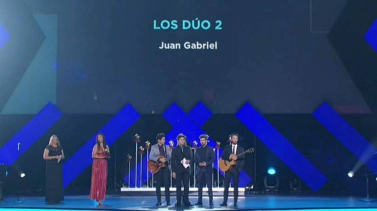El cantante español de Dvicio entregó el premio al Álbum Vocal Top Tropical para Juan Gabriel por “Los dúo 2”. El español cometió un penoso error al anunciar que el ganador: “Bueno, no está (en la ceremonia) Ya la Academia se encargará de entregárselo”.