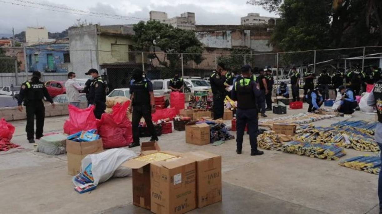 La ordenanza municipal contenida en el acta extraordinaria N° 030 de fecha 29 de octubre de 2010 la cual en parte de su contenido precisa “En caso de incumplimiento de las disposiciones antes mencionadas, a los productores y comerciantes de productos fabricados con pólvora y o cualquier otro producto derivado de éstos se les impondrán las siguientes sanciones: Decomiso del producto, el cual será destruido tomando en consideración las medidas de prevención y seguridad correspondientes.