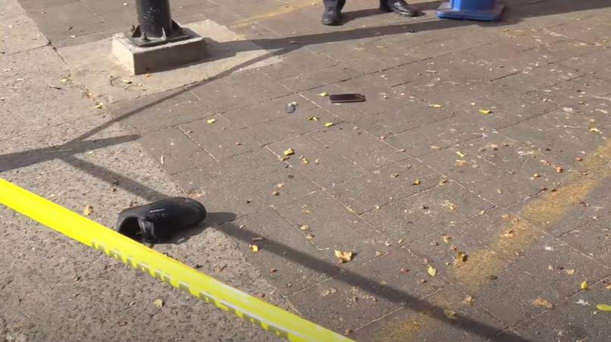 Un zapato, una arma y un teléfono celular tirados en el suelo fue la escena que esta mañana, viernes 13 de septiembre, llamó la atención de los peatones colonia Miraflores de Tegucigalpa. 