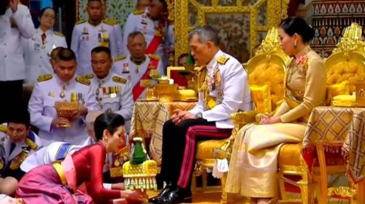 Según las acusaciones, la exenfermera debía ir a prisión por deslealtad al soberano y exceso de 'ambición' en sus intenciones. En el mensaje, la Casa Real tailandesa aseguró que esta había faltado a 'las costumbres y tradiciones en la corte tailandesa' porque su única motivación había sido 'elevarse al estatus de la reina'.