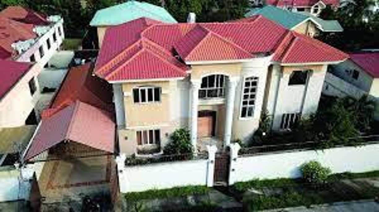 En Honduras, Mario Roberto Girón Maldonado es considerado uno de los grandes narcotraficantes que invirtió cantidades millonarias en empresas y bienes inmuebles en las principales ciudades del país. Debido a lo anterior, el Ministerio Público lanzó dos acciones para el aseguramiento de bienes: la operación Laberinto el 10 de septiembre de 2018 y la operación Encrucijada del 2 de agosto de 2022. El guatemalteco comenzó en el negocio de tráfico de drogas en Honduras desde 1998, donde también lavaba activos.