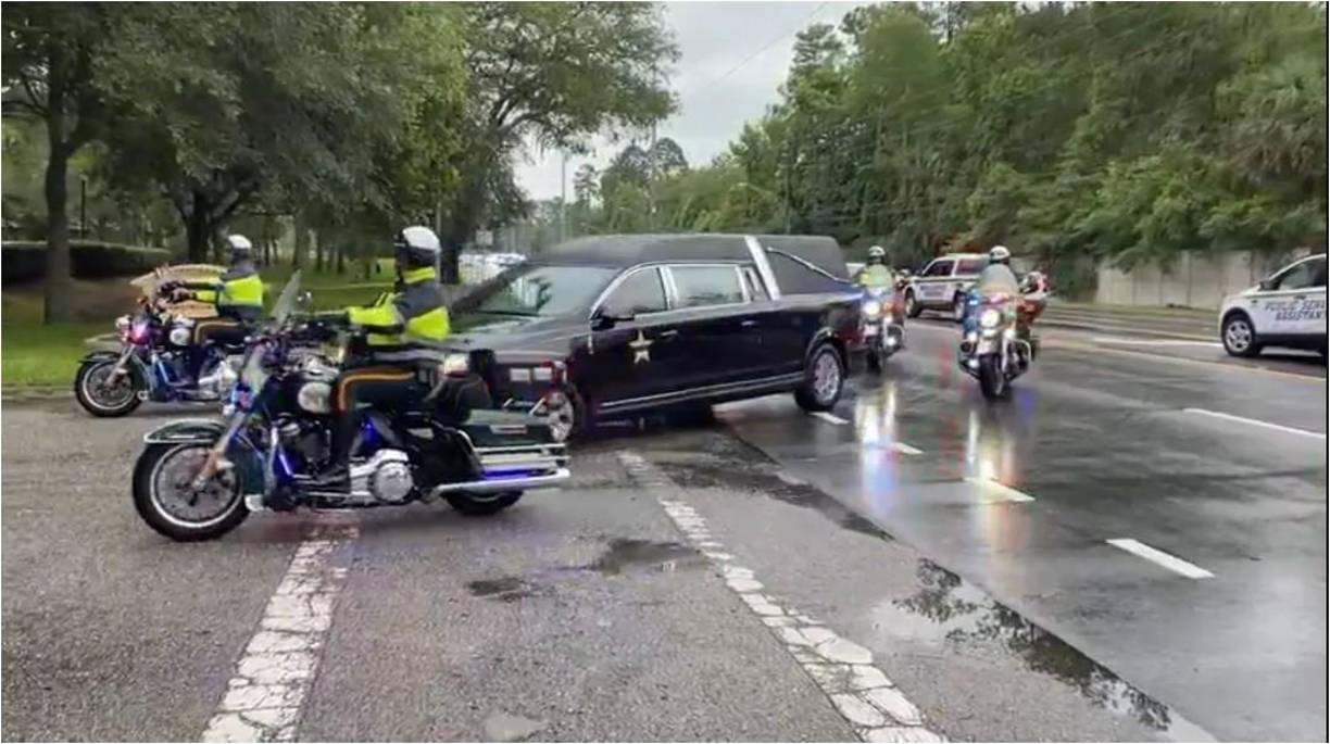 “El esfuerzo físico y posible estrés emocional, al detener a un sospechoso que huía contribuyó al fatal desenlace”, dijo la defensa del hispano en la corte luego de presentar el informe forense.