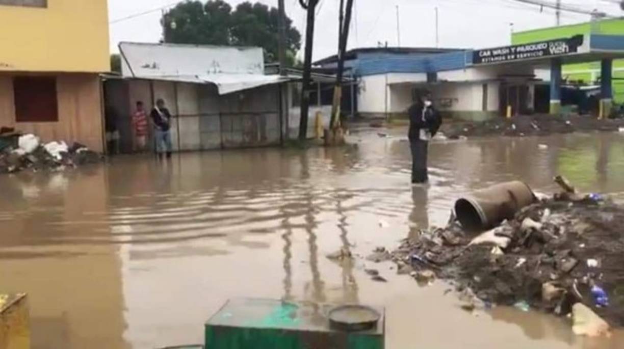 Según la estatal Comisión Permanente de Contingencias (Copeco), el mal tiempo continuará al menos hasta el jueves y los ríos en el occidente y norte seguirán desbordándose por la saturación de agua que dejaron en dos semanas las tormentas tropicales Iota y Eta.