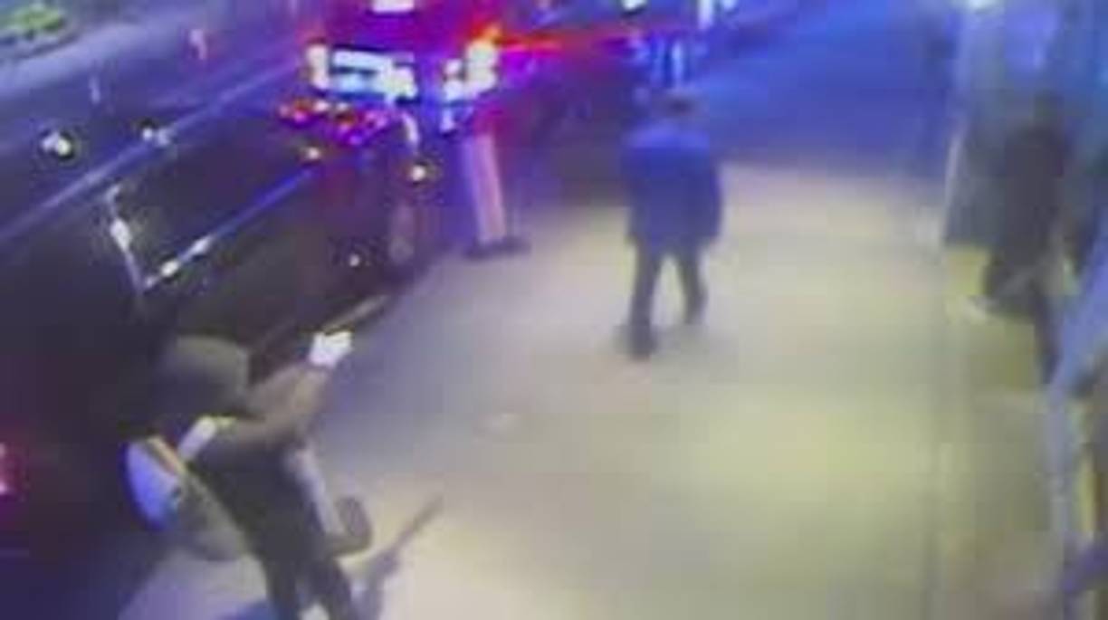 Las autoridades mantienen la búsqueda del hombre joven y blanco que le disparó por la espalda y a quemarropa al director ejecutivo de la aseguradora UnitedHealthcare, Brian Thompson, en una calle de Manhattan.