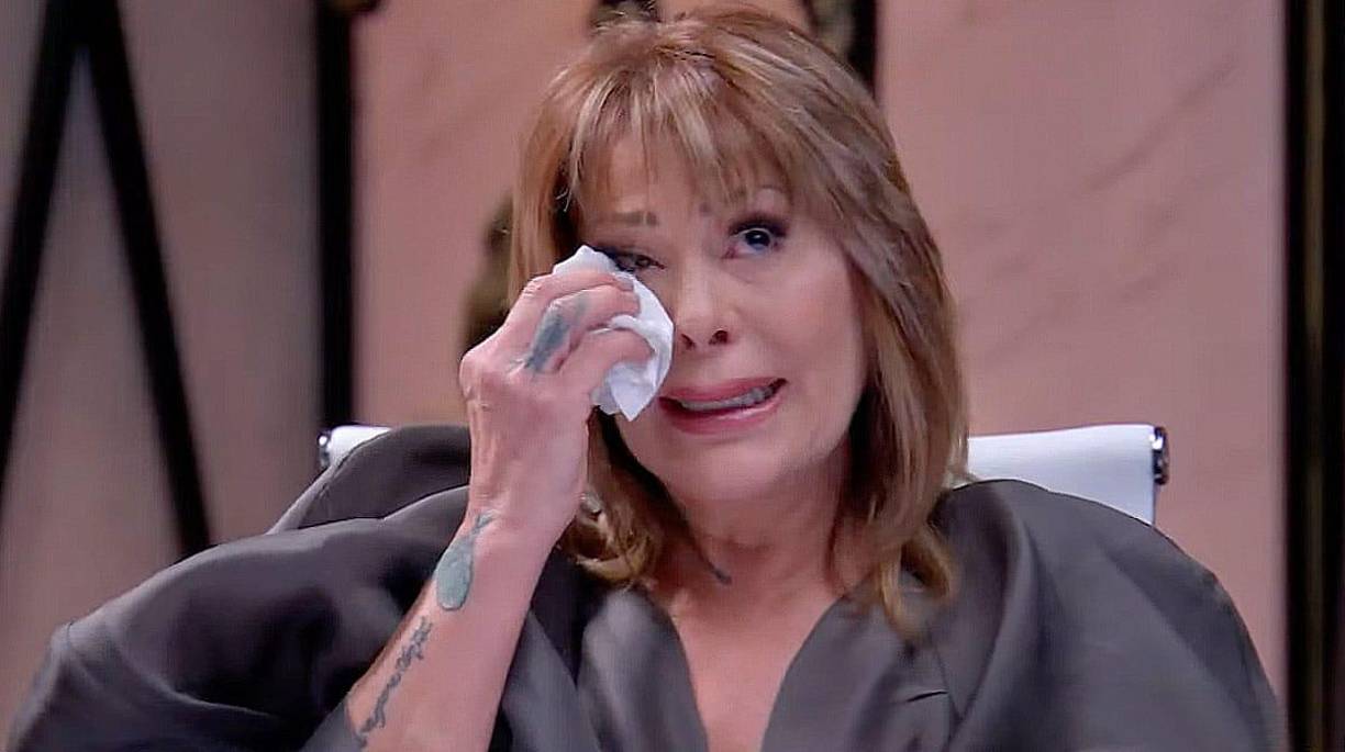 La cantante Alejandra Guzmán ha enfrentado por mucho tiempo este problema con las adicciones, y en la entrevista con Pati Chapoy, confesó a ver probado las bebidas alcohólicas a la edad de 14 años. y las sustancias ilegales a los 17 años. 