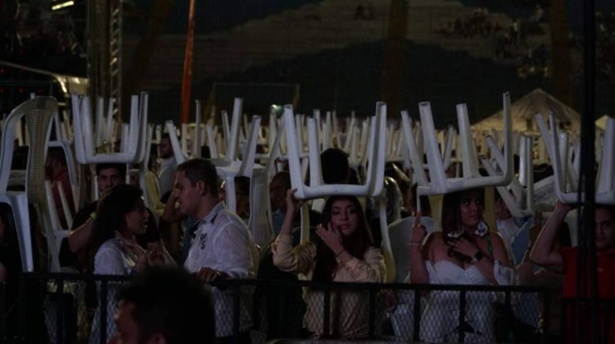 Aunque llovió por unos minutos los seguidores de la Banda MS no dejaron que esto les impidiera disfrutar del concierto.