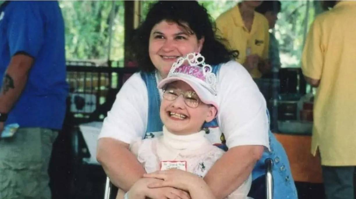 “Quería liberarme de su control sobre mí”, testificó Gypsy en el juicio de 2018 de su exnovio, Nicholas Godejohn de Big Bend, Wisconsin, quien cumple cadena perpetua por el asesinato. Ella continuó y agregó: “Lo convencí”. Cuando subió al estrado en su juicio, los fiscales ya le habían hecho un trato por el abuso que había sufrido. A cambio de declararse culpable en 2016 de asesinato en segundo grado, fue condenada a 10 años de prisión. El cargo de asesinato en primer grado que enfrentó inicialmente habría significado cadena perpetua.