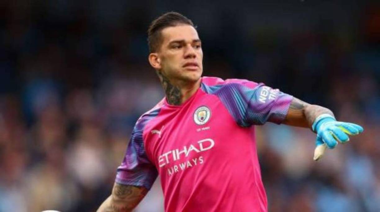 Ederson Moraes: Es el portero titular del Manchester City y medios ingleses lo colocan como posible candidato a irse del club tras la sanción a los citizens.