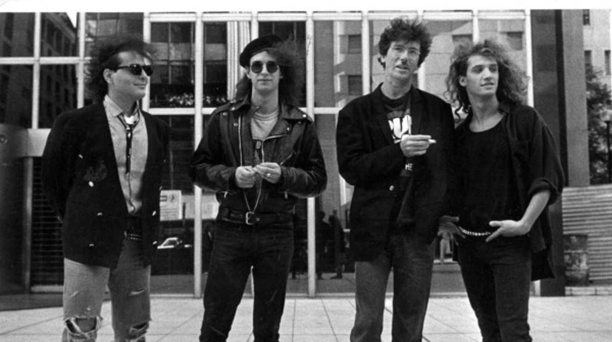 Desde la escuela demostró su habilidad musical que lo llevó a estar a la altura de figuras como Charly García. Centro derecha.