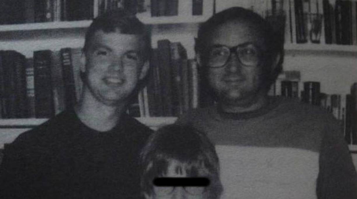 El trabajo del padre obligó a los Dahmer a mudarse en repetidas ocasiones. También hizo que Jeffrey se interesara por el mundo de la taxidermia, un gusto que compartirían entre papá e hijo. 