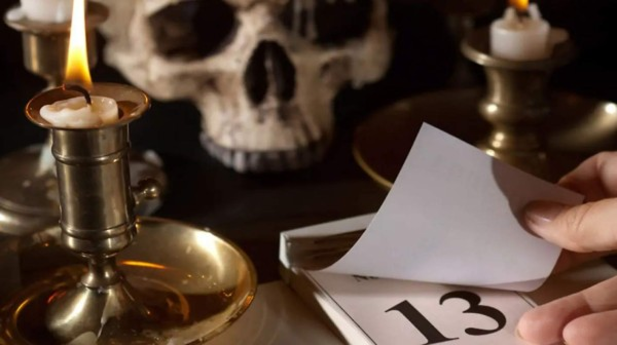 La fecha tiene un impacto negativo en el consumo mundial: la gente prefiere no volar, no contraer matrimonio y algunos no salen de su casa.