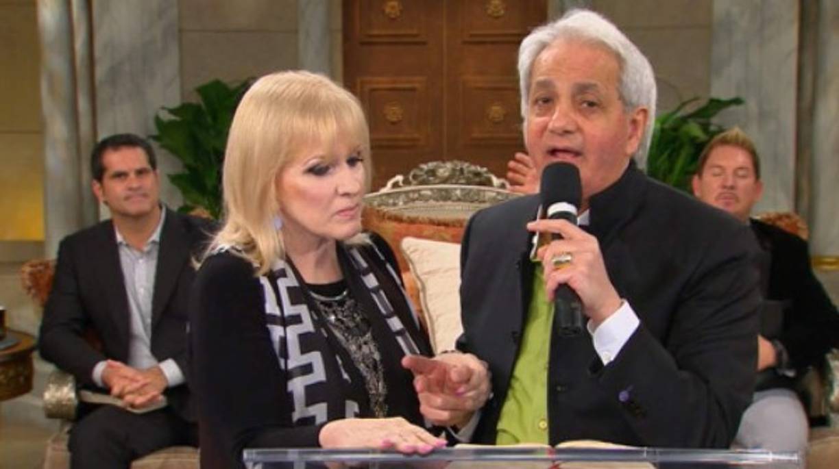 Luego de la polémica situación con su esposa, en la que se divorciaron. Medios estadounidenses aseguran que volvieron a casarse. La causa de esta separación se ha vinculado a un supuesto adulterio de Hinn con otra tele-evangelista.