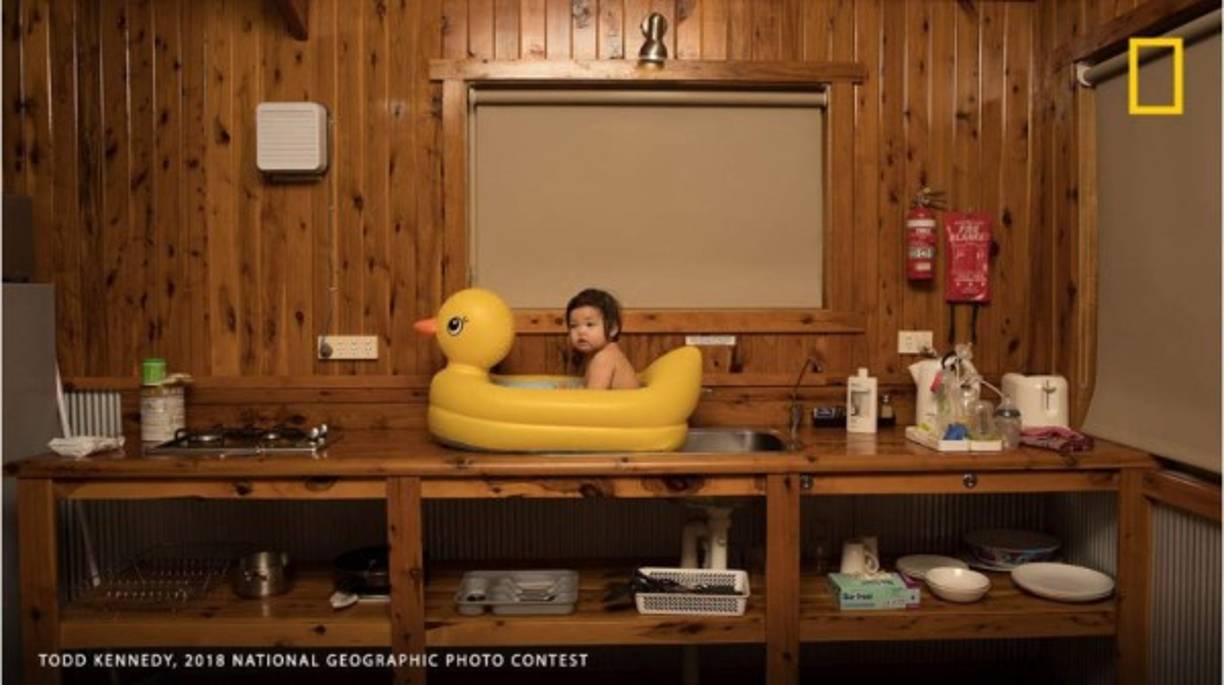 Motel de Carretera: 'Durante unas vacaciones familiares conduciendo de Sydney a Uluru, nos detuvimos en un motel de carretera en la pequeña localidad rural de Nyngan, en el interior de Australia. El ambiente era inusualmente caluroso para esa época del año, más de cien grados Fahrenheit y muy polvoriento. Nuestra hija, Genie, se ve aquí disfrutando de un refrescante baño en un patito de goma'.