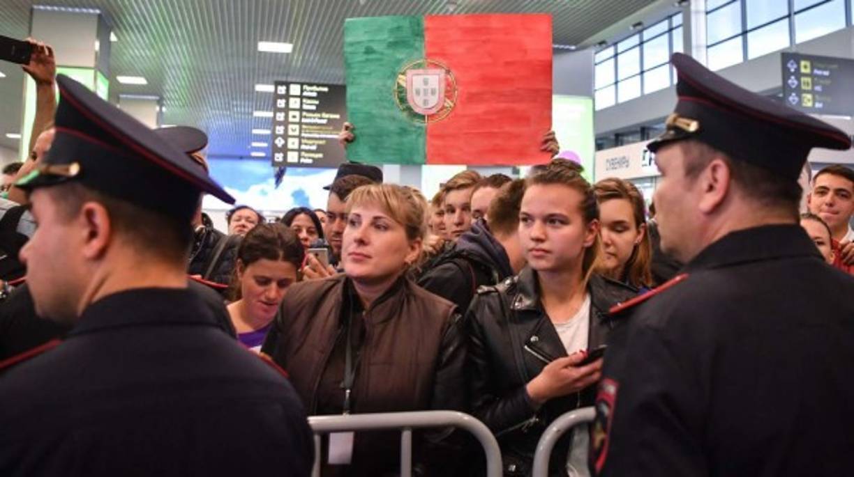 La bandera de Portugal también estuvo presente entre los aficionados rusos. Foto AFP