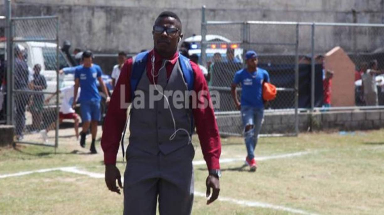 Byron Dixon, portero del Galaxy FC, sorprendió al llegar al estadio en saco y corbata.¿La razón? El joven se escapó de su práctica profesional para no perderse el partido.