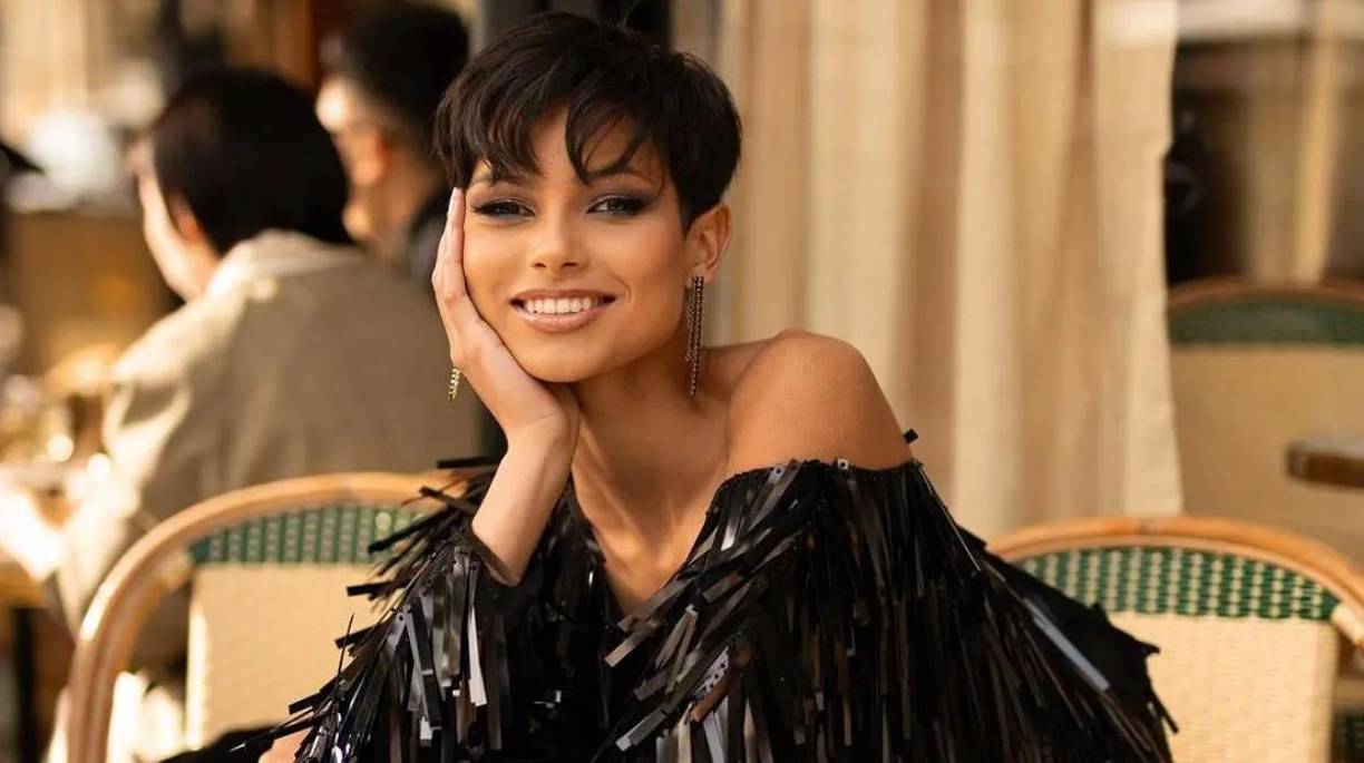 Eve Gilles nació en Dunkerque y tiene dos hermanas mayores. 