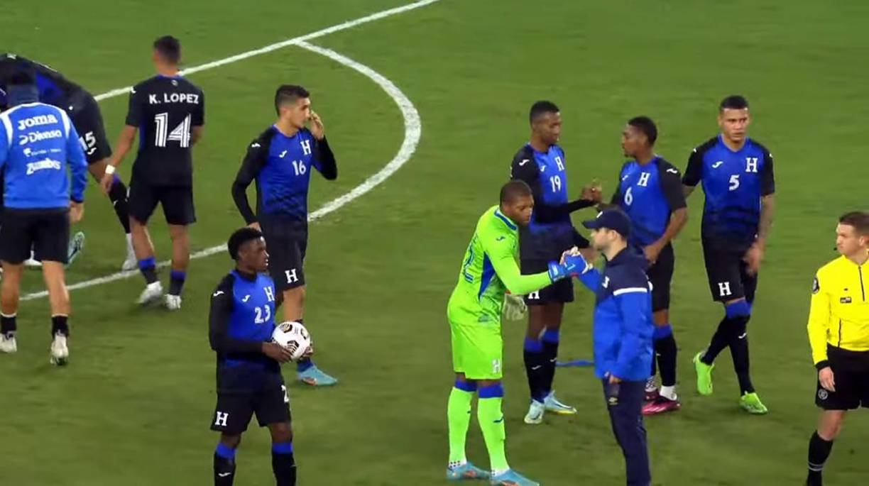 Los jugadores hondureños celebraron sobre el césped el triunfo contra El Salvador.