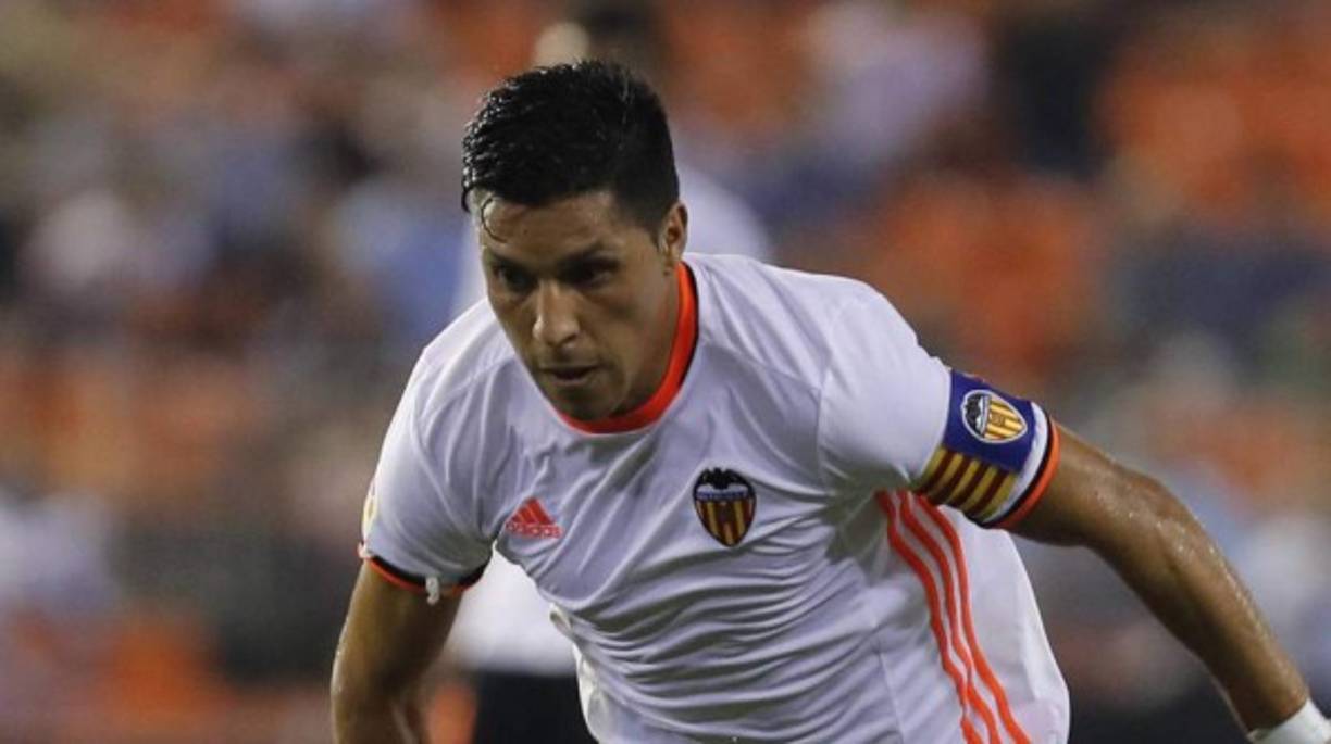 El Valencia no puede hacer ninguna operación con jugadores extracomunitarios ahora mismo. Lo tiene bloqueado. Enzo Pérez -acaba contrato en junio de 2019-, Aderlan Santos -2020- y Fabián Orellana -2019- lastran esta ventana de contrataciones.