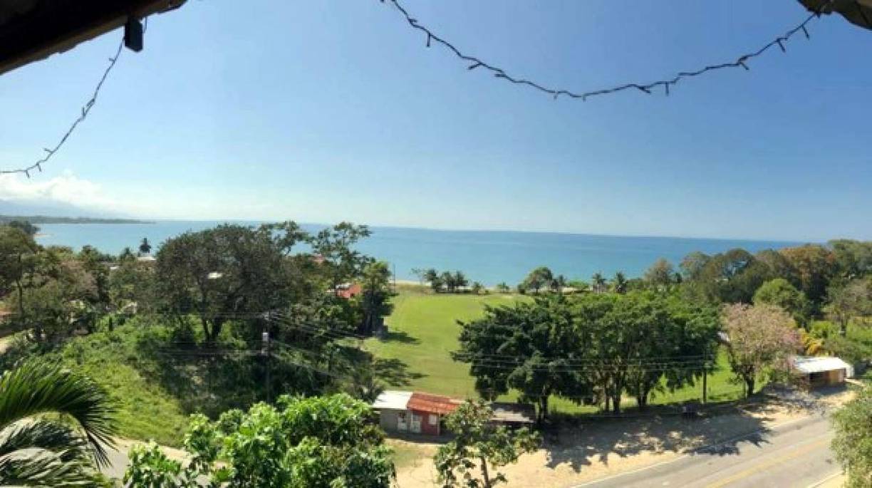 Esta increíble cancha se encuentra ubicada en Honduras. Acá se juega al fútbol y está a la orilla del mar en Omoa, Puerto Cortés.