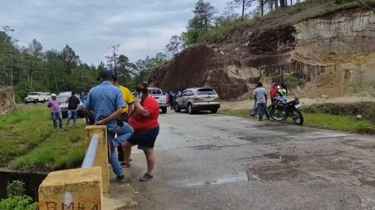 Tras el hallazgo, allegados alertaron a autoridades policiales y procedieron a trasladar a un centro asistencial al sobreviviente.
