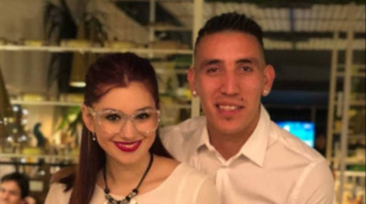 Melody y el futbolista, que hoy está en Vélez, estaban juntos desde hacía más de cuatro años. La joven, que tenía antecedentes de problemas cardíacos según confirmó su propia hermana, lo acompañó a Ricky en Genoa, donde casi no jugó, y en México, donde el jugador estuvo seis meses vistiendo camiseta del Atlético San Luis.