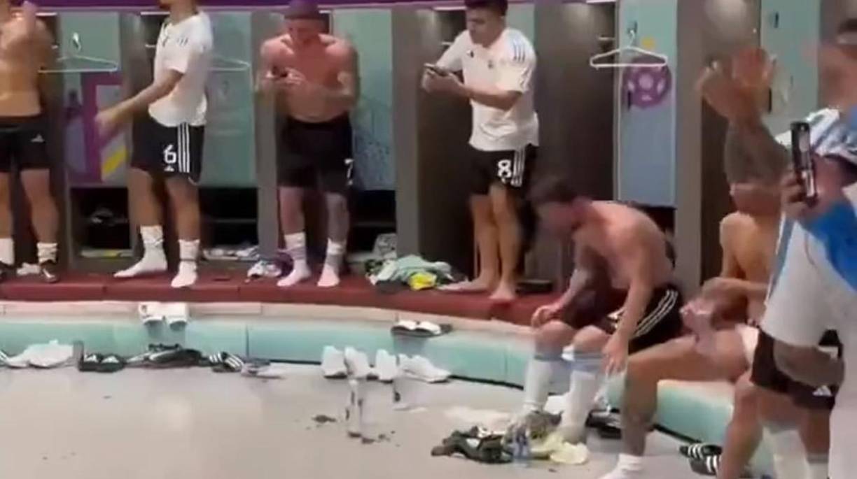 Después del segundo partido de la fase de grupos, y que le ganaron 2-0 a México, Messi tocó accidentalmente una camiseta mexicana y eso generó polémica ya que algunos aseguraban que lo había hecho a propósito.