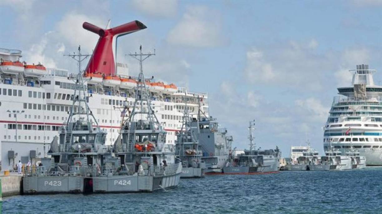 Varios cruceros se resguardan del huracán en un muelle de Key West, Florida.