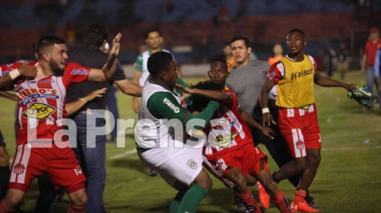 Los jugadores del Vida y Marathón se fueron a los golpes.