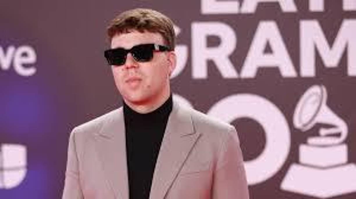 Otras cifras avalan el éxito del rapero grancanario: ‘Donde quiero estar’ (2023), su primer álbum, fue reproducido 10,92 millones de veces en Spotify el día de su lanzamiento, lo que supuso el registro más alto conseguido hasta la fecha por un artista español en esa plataforma, por encima de ‘Motomami’ de Rosalía.