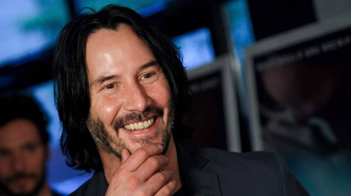 Keanu Reeves. El actor posee una impresionante fortuna de 360 millones de dólares, sin embargo, el prefiere viajar en metro en un lugar de su automóvil. También se le ha visto platicar en la calle con personas sin hogar. Por otro lado, el cotizado actor vive en pequeño departamento en Nueva York y jamás ha tenido guardaespaldas.